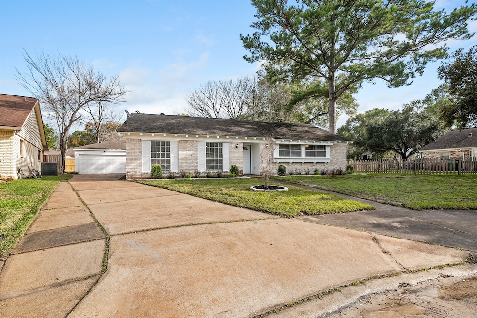 7506 Brushy Ct, Houston, TX 77088 - photo 1