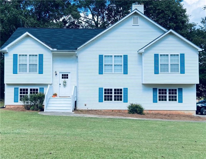 Raised ranch with a front yard