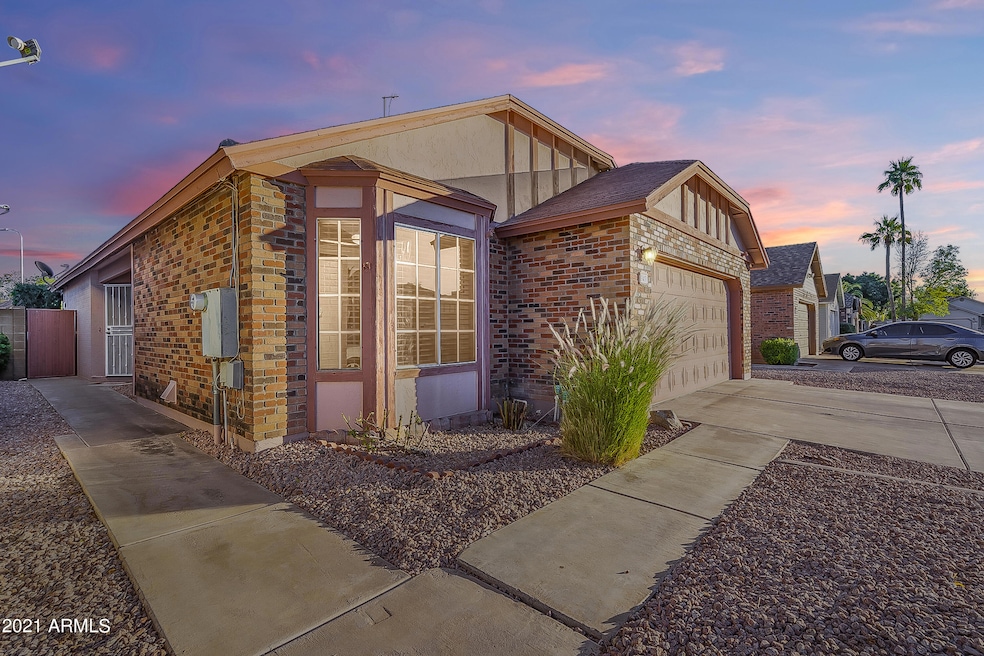 3431 N APACHE CIR_Front-Walkway