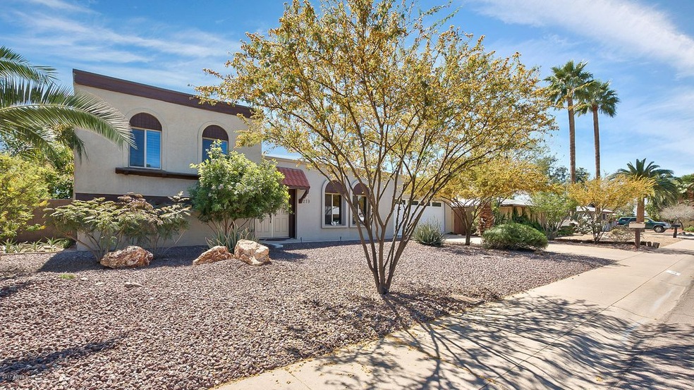 Front view of 219 E El Caminito Dr