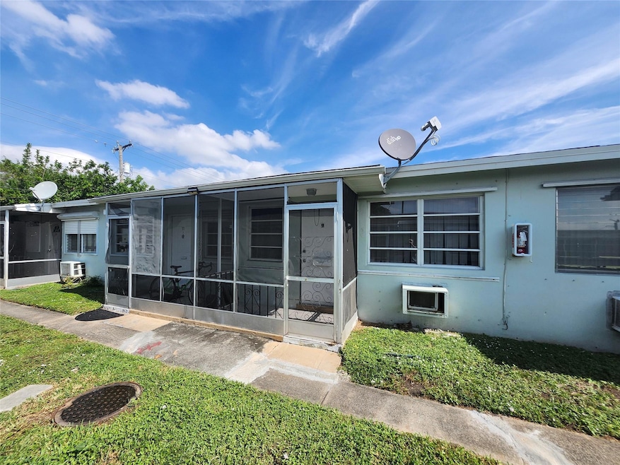 2211 Lincoln St unit 9, Hollywood, FL 33020 - photo 1