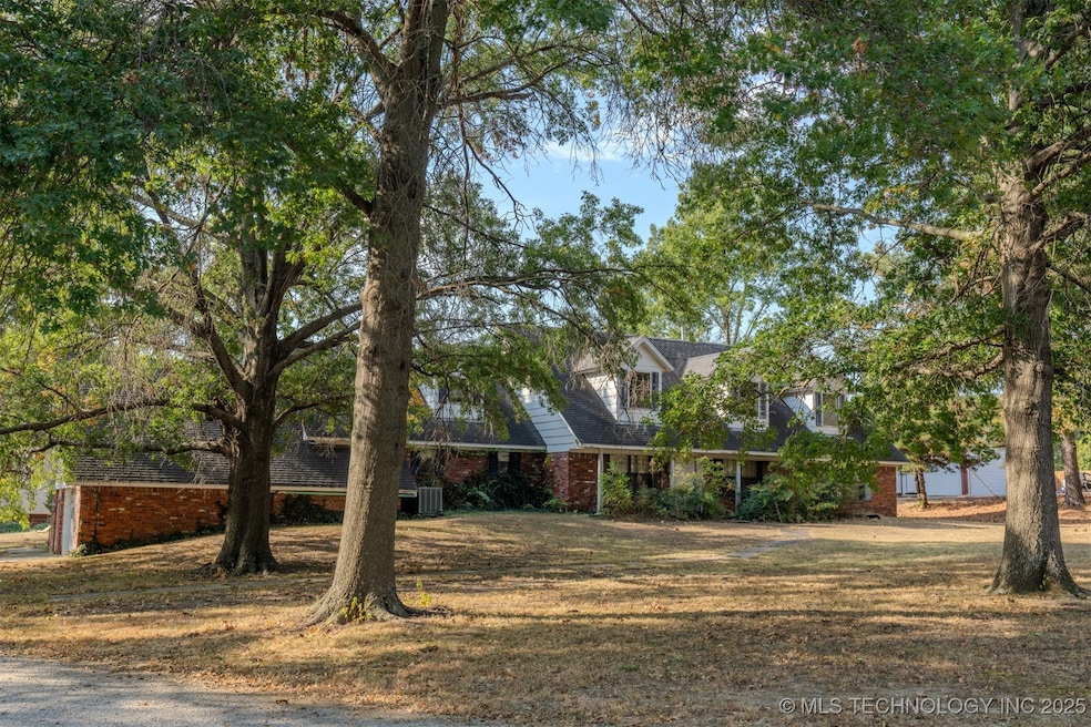 Front of the house when entering the driveway.