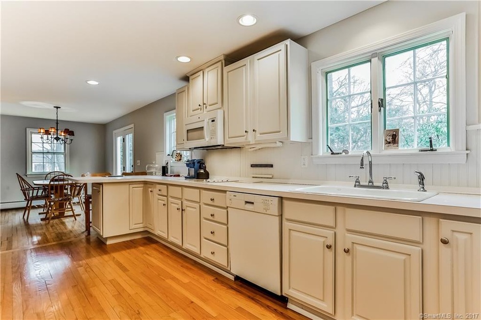 152 Comstock Hill Rd, New Canaan, CT 06840 - photo 1