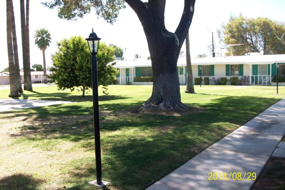 10422 W. Oakmont -grass front yard/trees