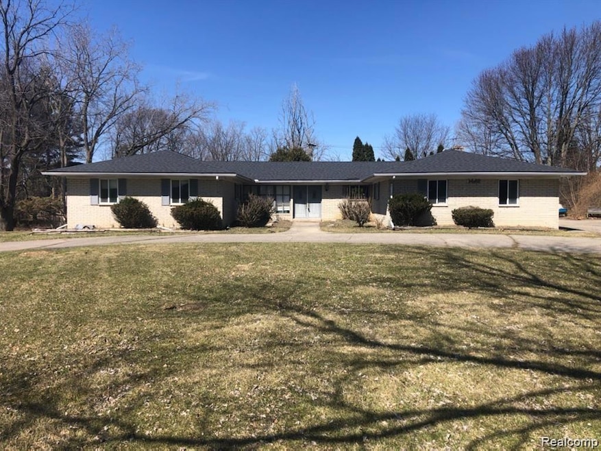 1442 W Square Lake Rd, Bloomfield Hills, MI 48302 - photo 1