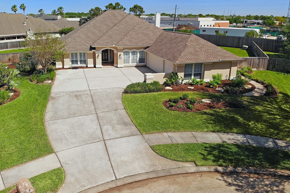 1701 Sandy Lake Dr, Friendswood, TX 77546 - photo 1