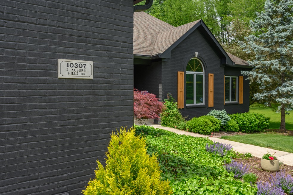 10307 S Auburn Hills Dr, Edinburgh, IN 46124 - photo 1