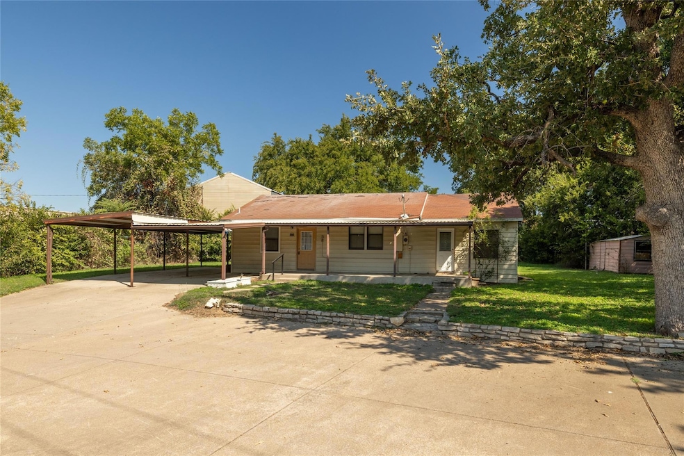View of front of property featuring a front lawn a