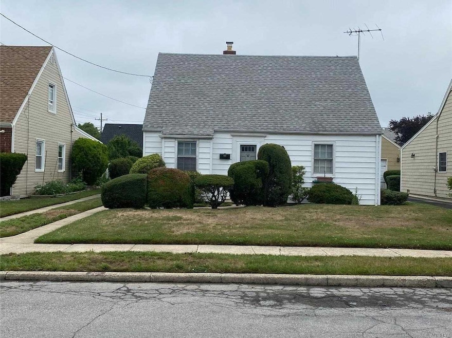 112 Wood Ln, Valley Stream, NY 11581 - photo 1