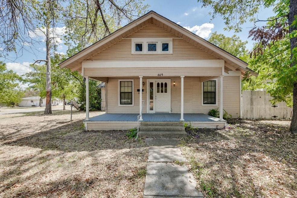 609 E Lampasas St, Ennis, TX 75119 - photo 1