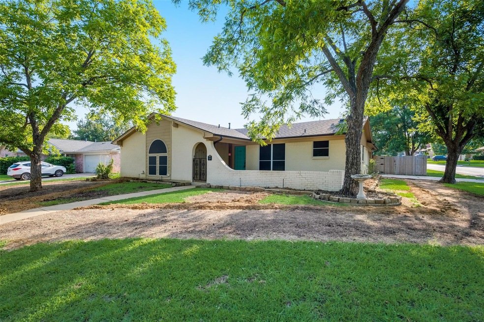 929 Warwick St, Bedford, TX 76022 - photo 1