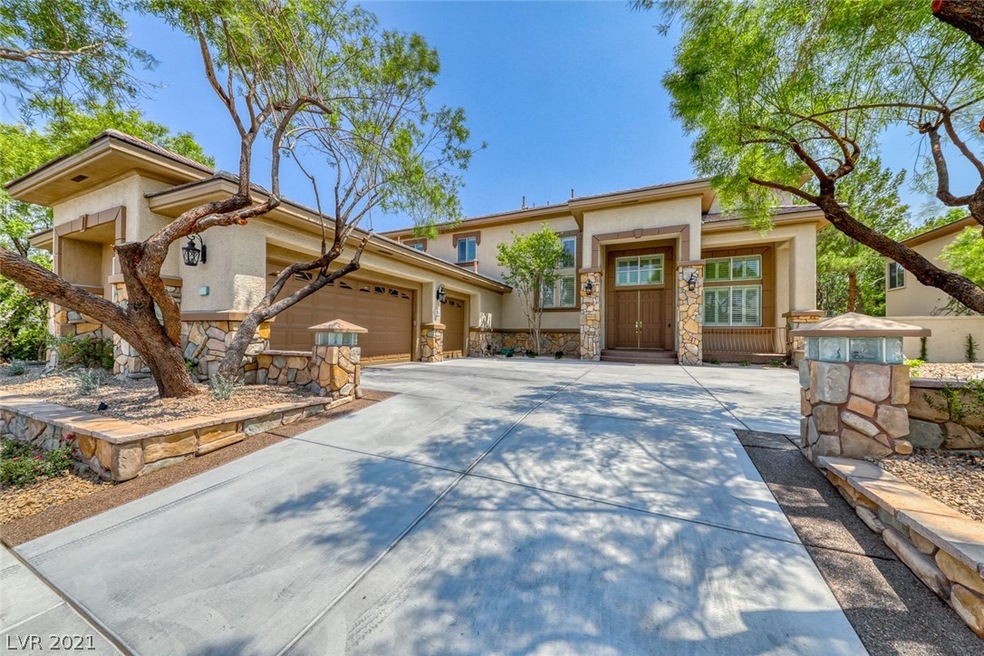 Lovely Christopher home in Queensridge North!