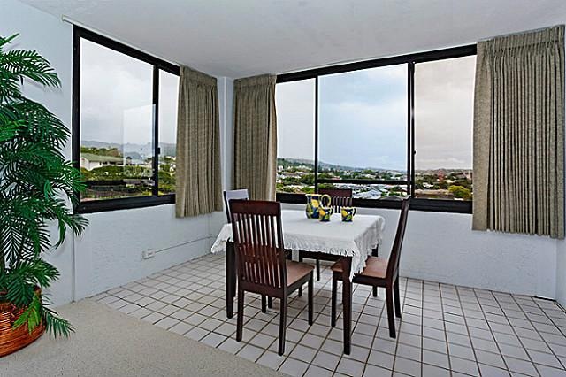 Facing east with Diamond Head views and cool trade
