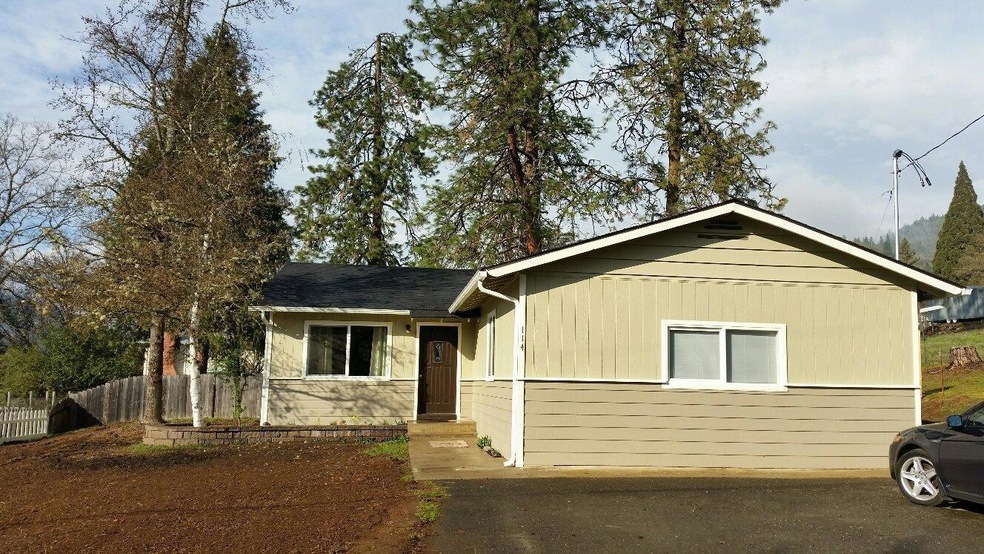 114 Short St, Rogue River, OR 97537 - photo 1