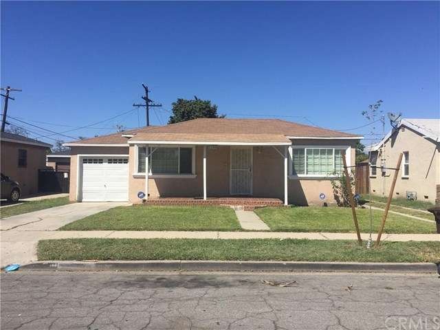 Front of house with very clean manicured lawn. Gre