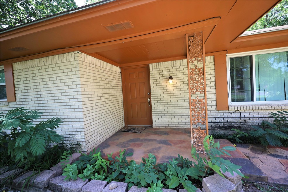 COME ON IN TO THIS MID CENTURY HOME AND LET YOUR IMAGINATION RUN!