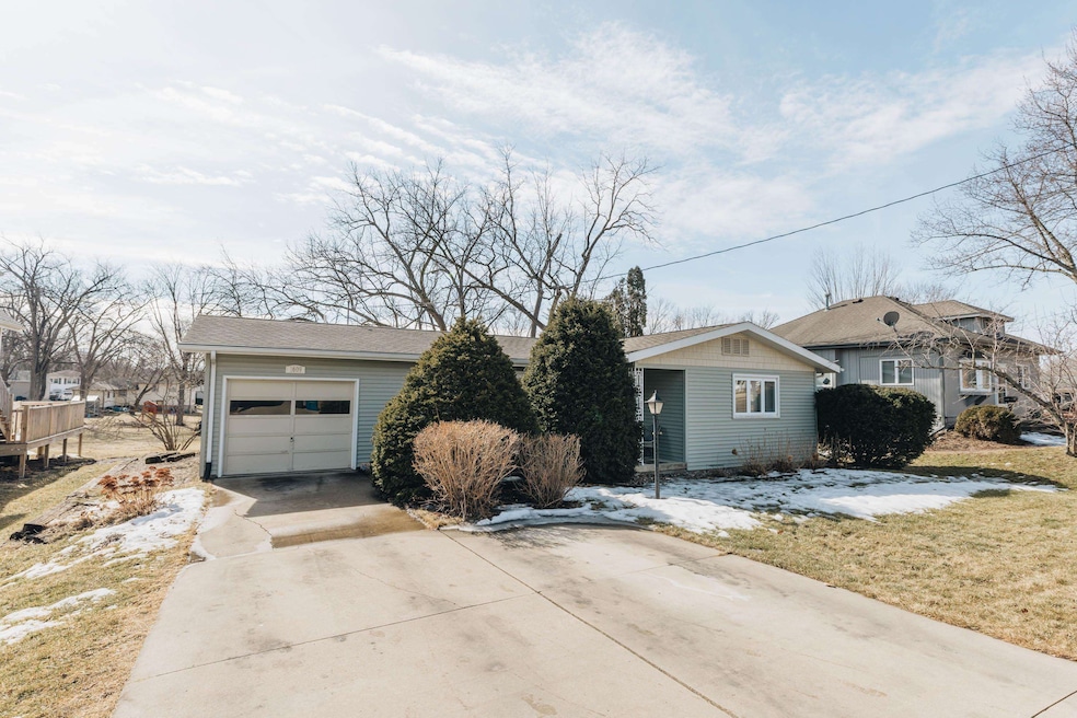 1609 Rainbow Dr, Cedar Falls, IA 50613 - photo 1