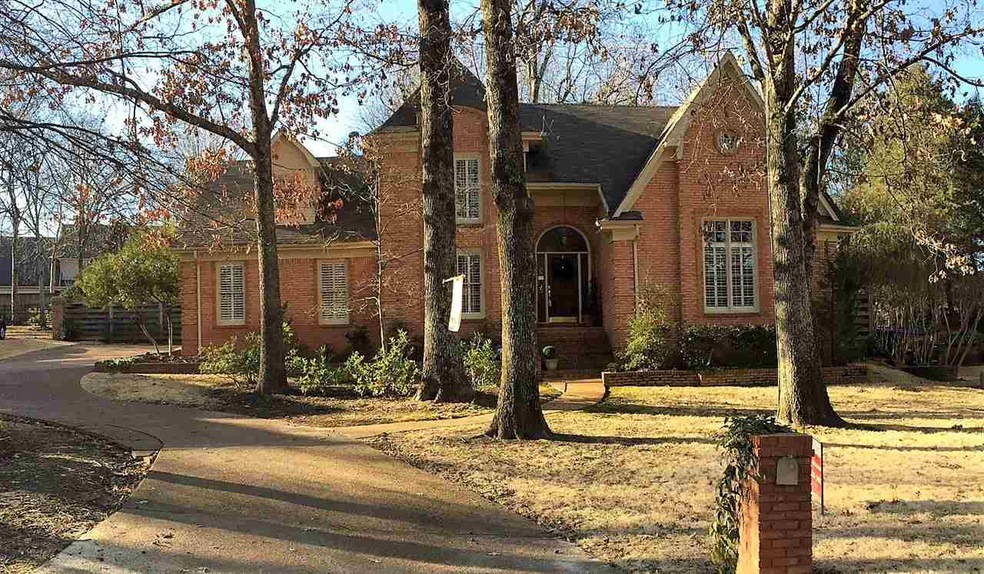 This is an awesome home, nestled among the trees i