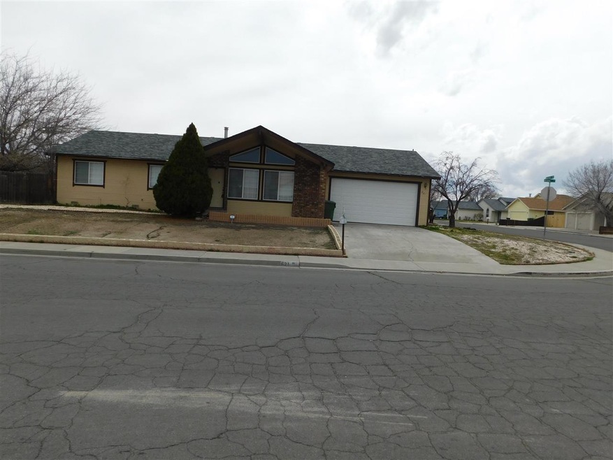 621 Keddie St, Fallon, NV 89406 - photo 1