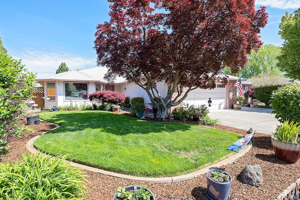 865 Forest Glen Dr, Central Point, OR 97502 - photo 1