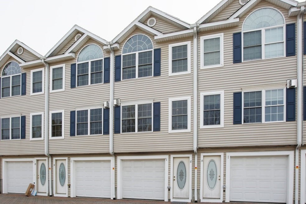 47 Alder St unit 17, Waltham, MA 02453 - photo 1