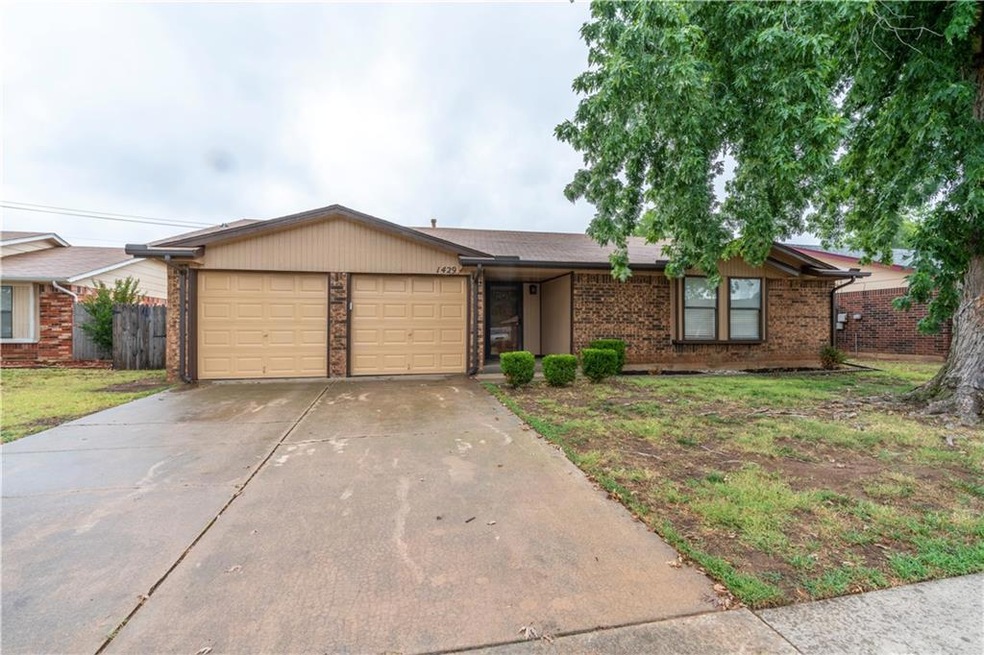 1429 NE 3rd St, Moore, OK 73160 - photo 1