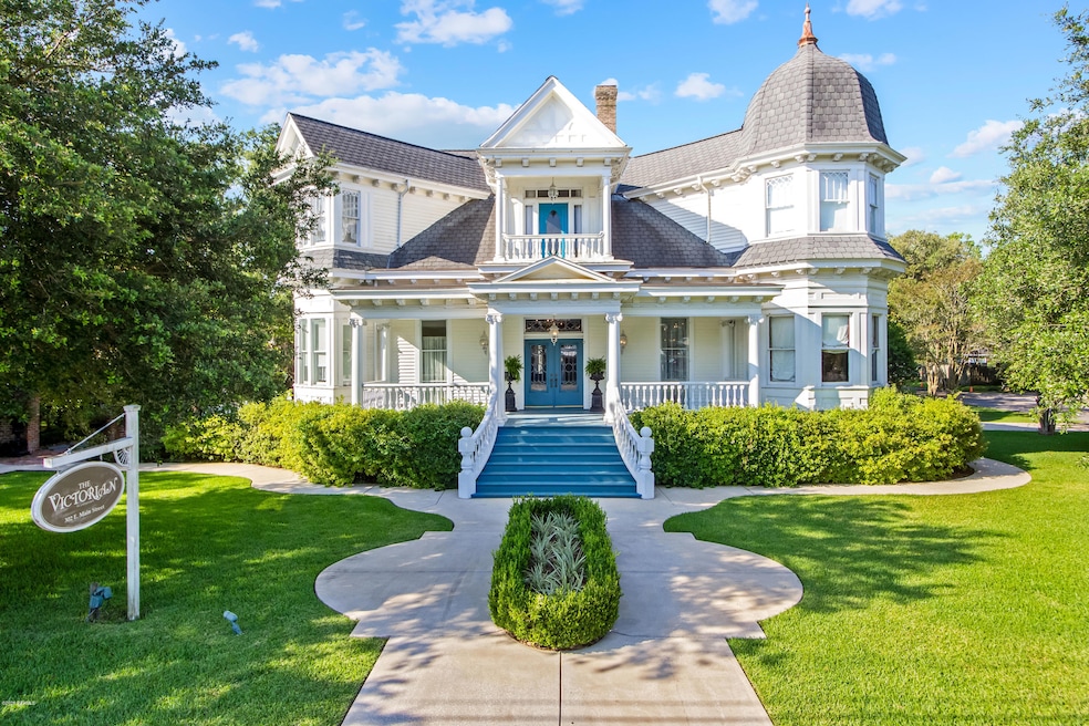 302 E Main St -1