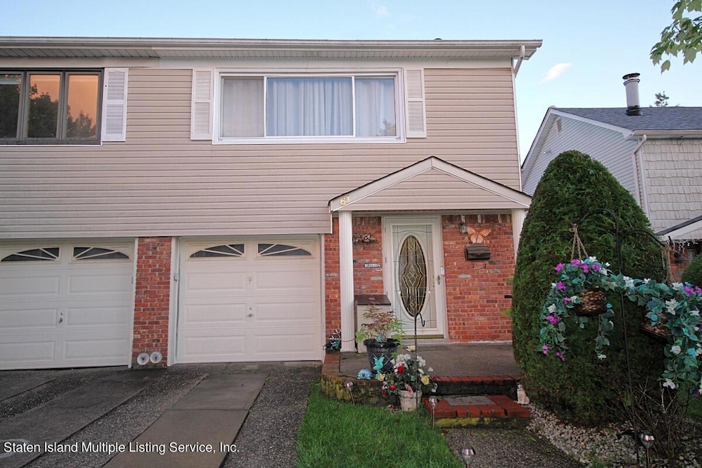 Welcome to 61 Middle Loop Rd!