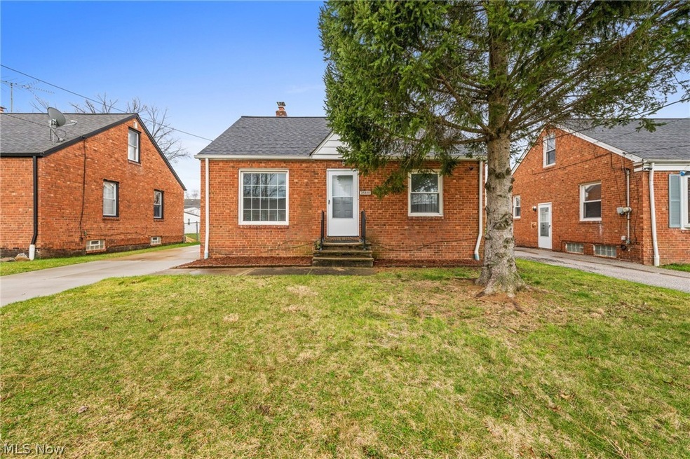 Bungalow with a front yard