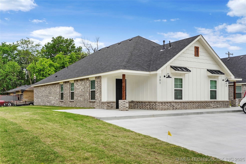 817 E 11th St, Claremore, OK 74017 - photo 1