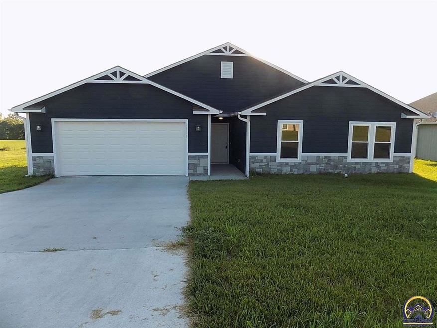 2909 SW Pierre St, Topeka, KS 66614 - photo 1