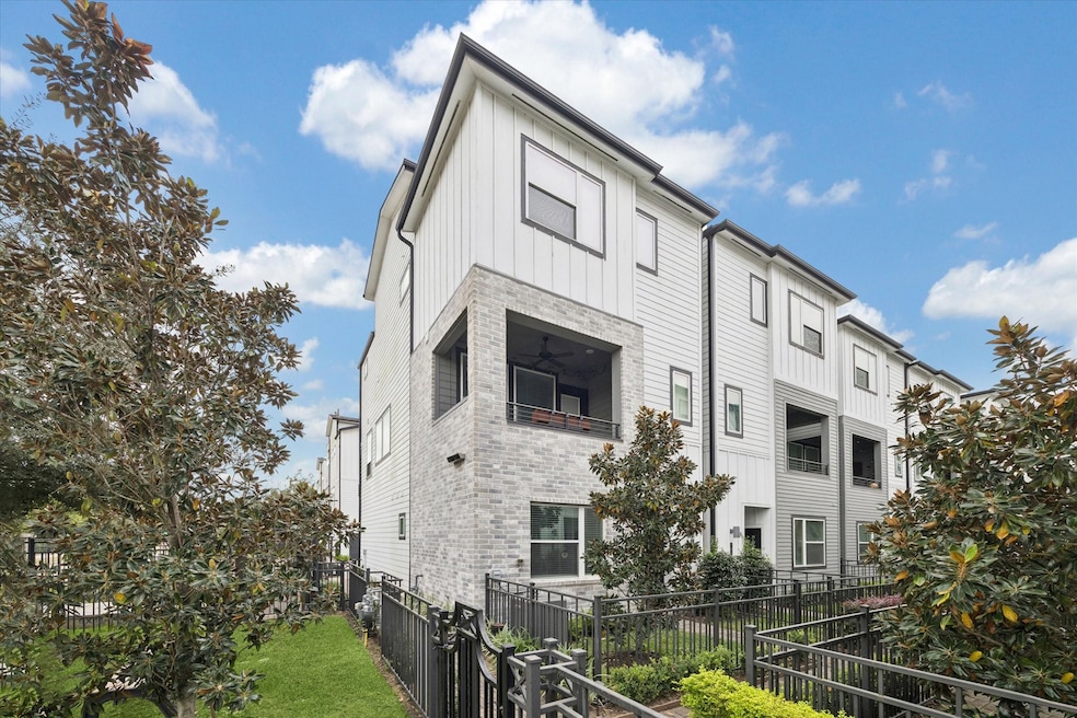 1055 Timbergrove Yards Ln, Houston, TX 77008 - photo 1