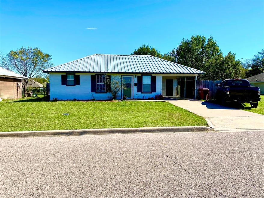 604 Sid St, Bonham, TX 75418 - photo 1