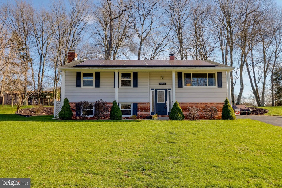 5909 Forest Ct, Sykesville, MD 21784 - photo 1