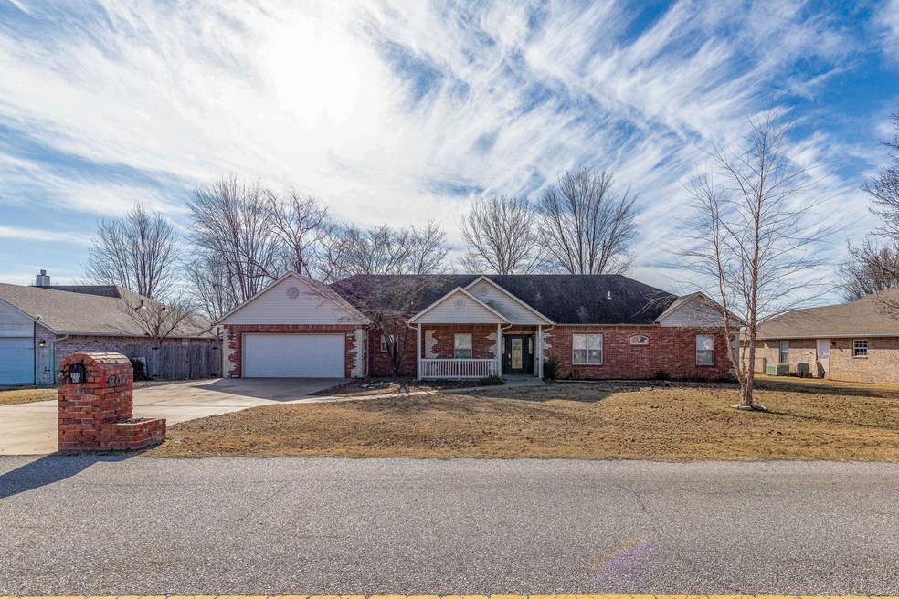 900 E 9th St, Grove, OK 74344 - photo 1