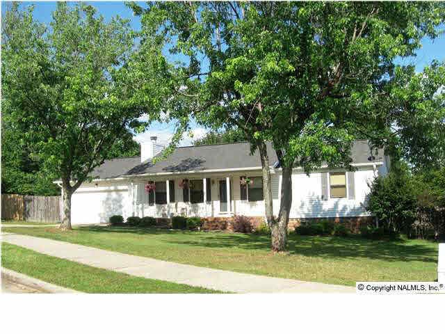 Location, Location. Location! On a quiet cul-de-sac, Madison schools, about 1.5 mile from I-565