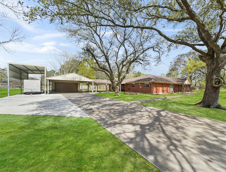 502 N Clear Creek Dr, Friendswood, TX 77546 - photo 1