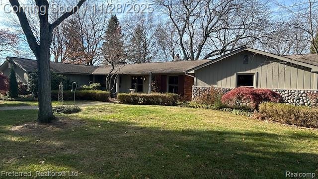 6800 Crestway Dr, Bloomfield Hills, MI 48301 - photo 1