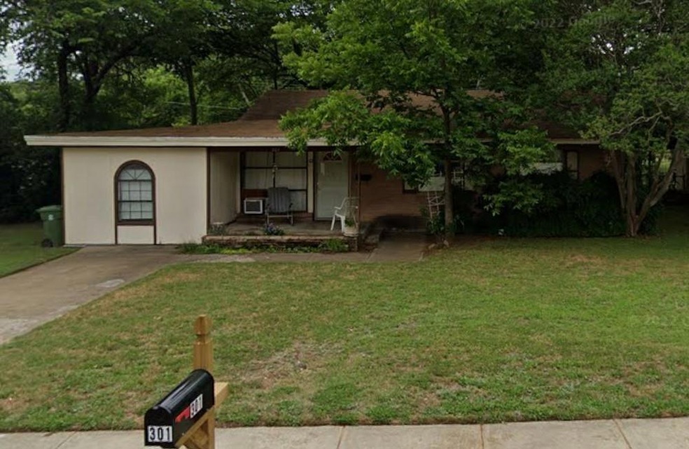 301 Myrtle Dr, Hurst, TX 76053 - photo 1