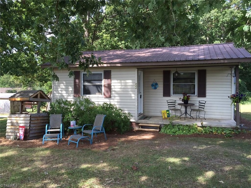 844 Ridgeway Dr, Asheboro, NC 27205 - photo 1