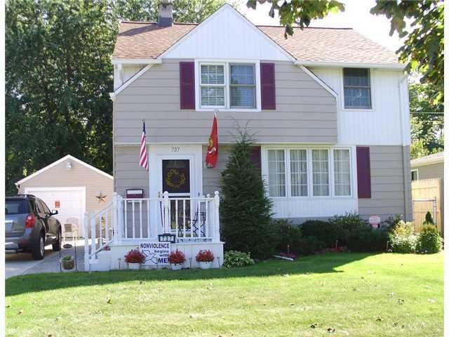 Exterior Front Summer