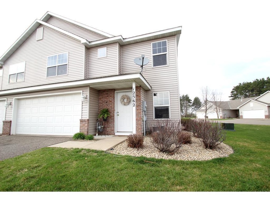 Welcome home to this great end unit townhome! Feat