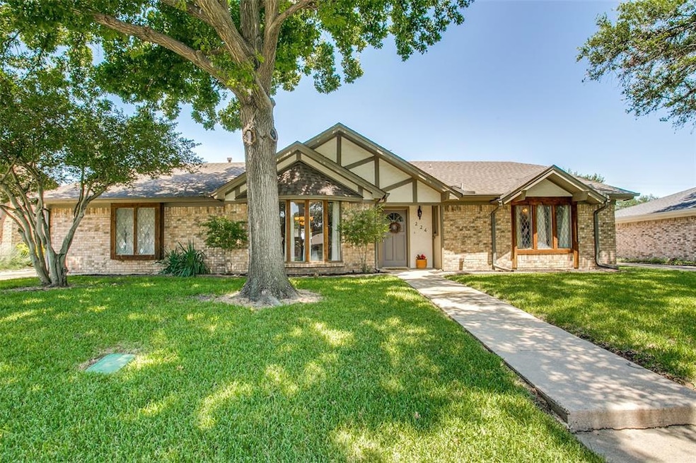 224 W Louella Dr, Hurst, TX 76054 - photo 1