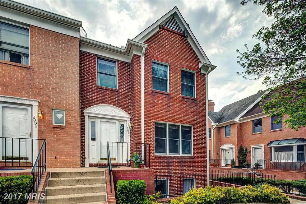 209 Locust St SE unit IR, Vienna, VA 22180 - photo 1