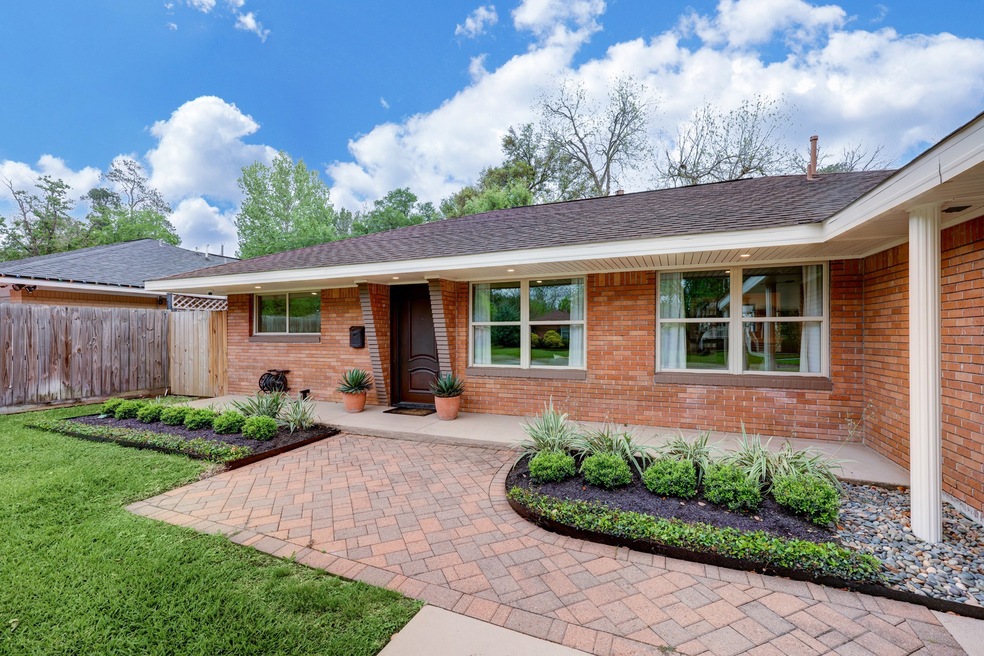 2107 Saxon Dr, Houston, TX 77018 - photo 1