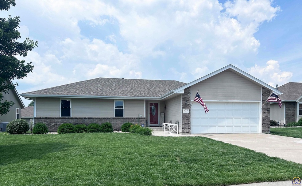 4521 SW Misty Harbor Dr, Topeka, KS 66610 - photo 1