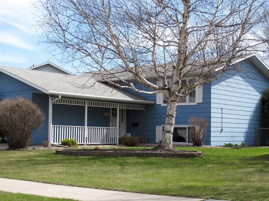 1215 Autumn Ct, Grand Forks, ND 58201 - photo 1