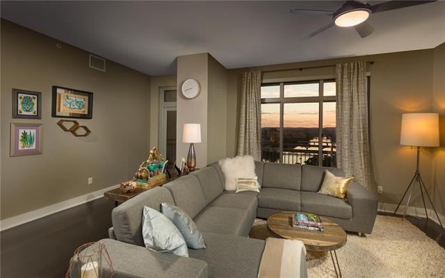 Spacious, west facing living room