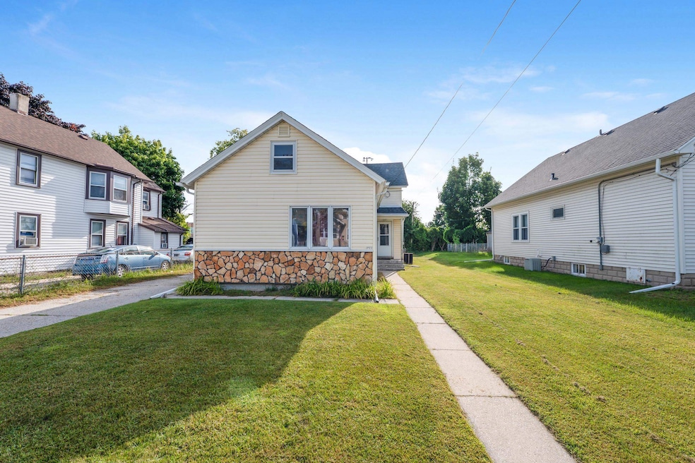 711 S 18th St, Manitowoc, WI 54220 - photo 1