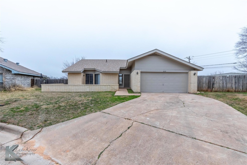 Ranch-style house featuring a garage and a front l